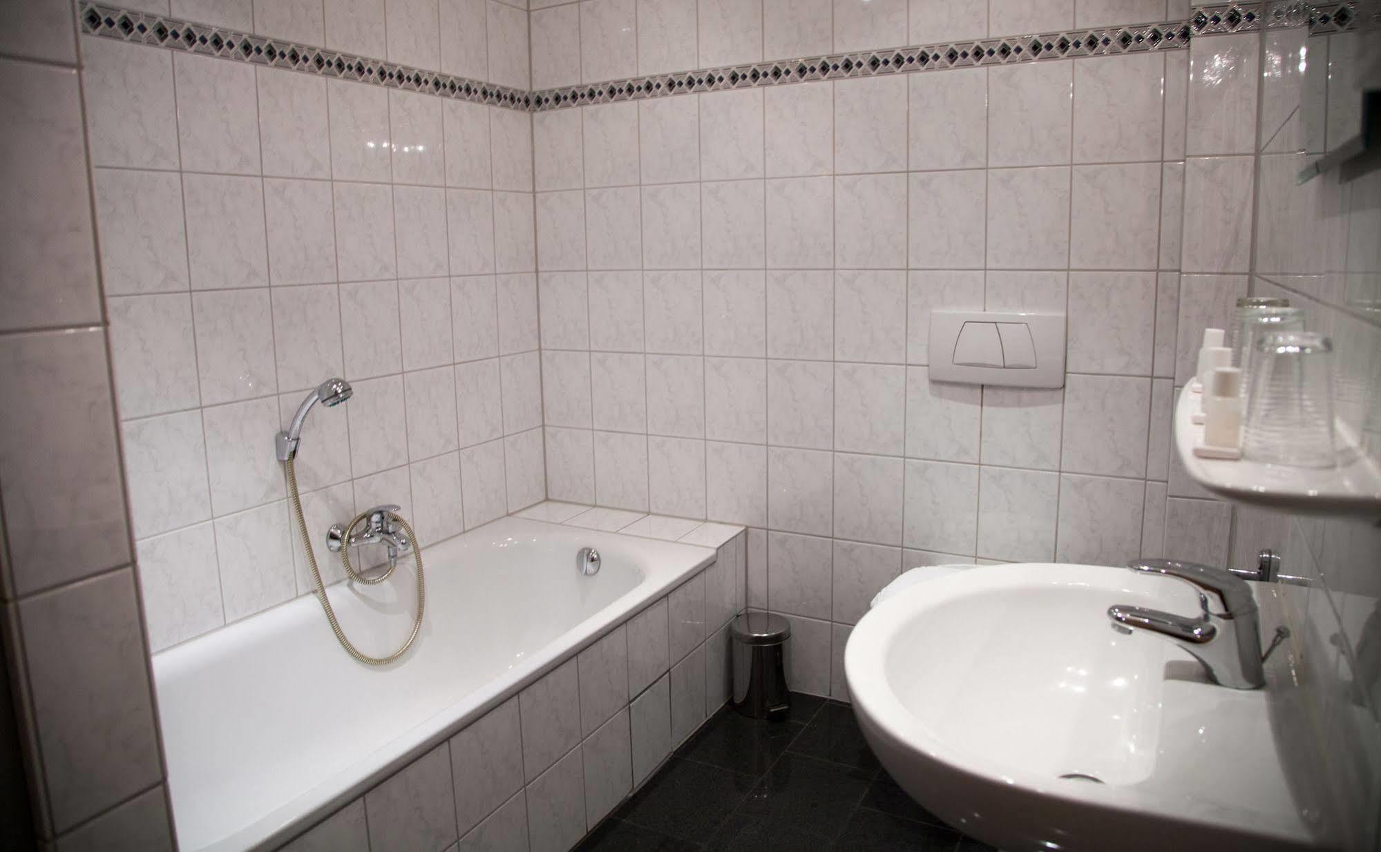 Hotel Atlantis Ramstein-Miesenbach Esterno foto