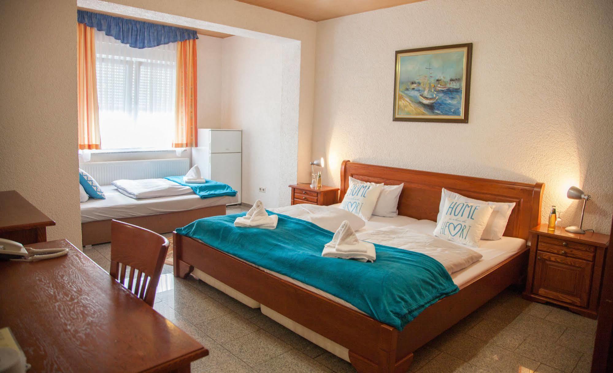 Hotel Atlantis Ramstein-Miesenbach Esterno foto