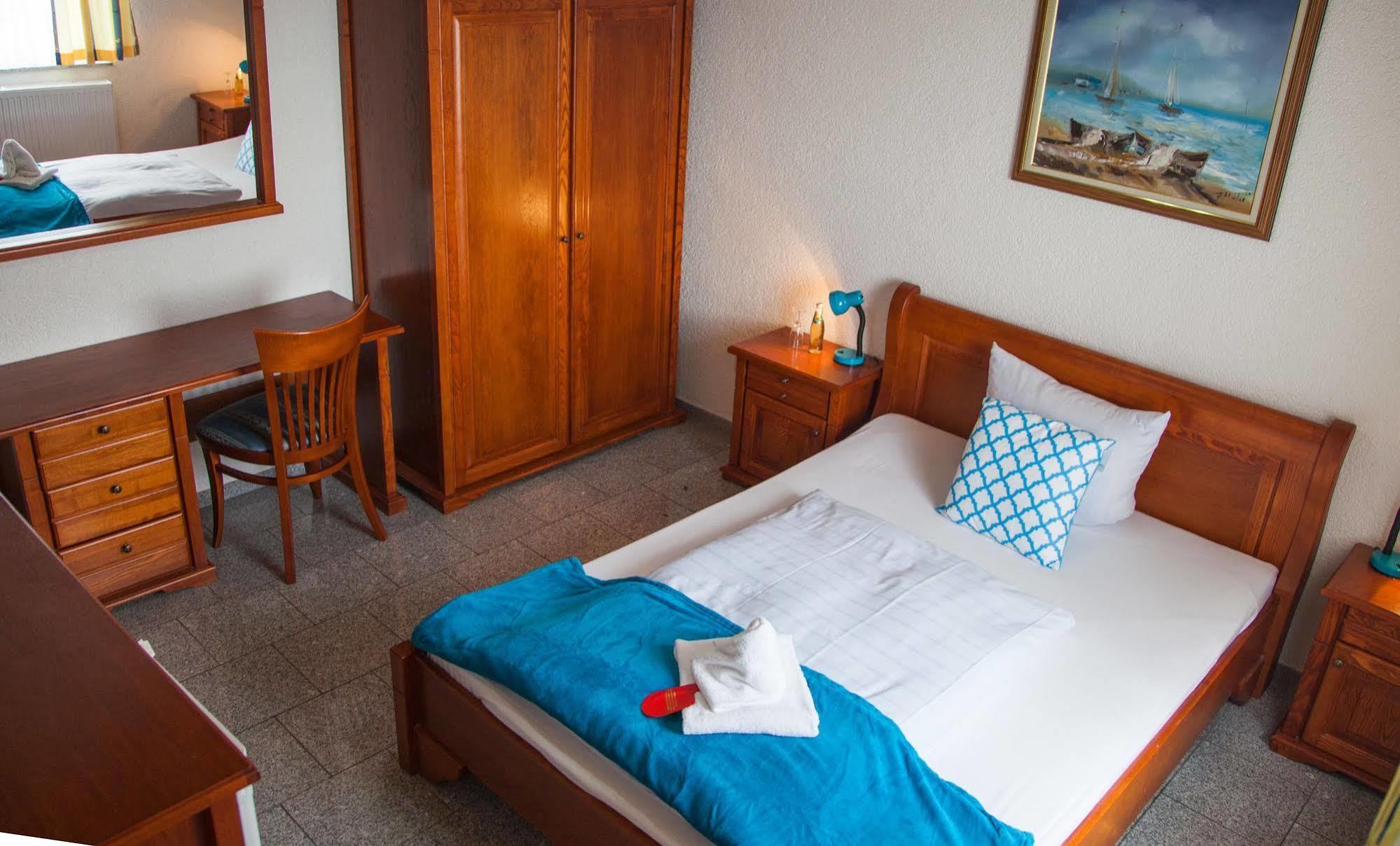 Hotel Atlantis Ramstein-Miesenbach Esterno foto