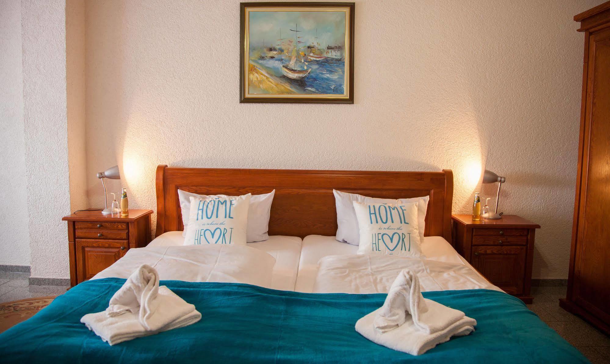 Hotel Atlantis Ramstein-Miesenbach Esterno foto